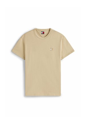Lichtbeige katoenen t-shirt met korte mouwen, ronde halslijn en een klein logopatch op de borst. Glad textuur en een ontspannen pasvorm.