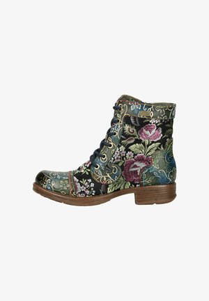 Bottine avec un motif floral noir mettant en avant des broderies roses et vertes, en cuir, avec un bout rond et un talon en bois.