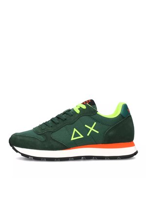 Sneaker in suede verde e tessuto con accenti verde neon, striscia arancione sul sottopiede, logo triangolare e suola in gomma nera.