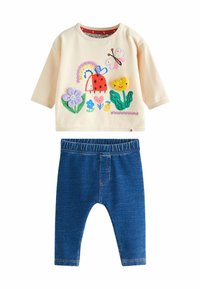 Tricou cu mânecă scurtă din bumbac, de culoare crem, cu modele brodate colorate, asortat cu colanți de tip denim de culoare albastră. Etichetă în colțul din stânga jos.