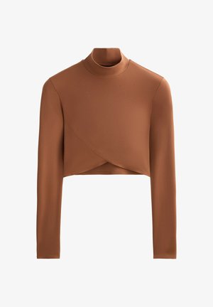 Brun langærmet crop top med høj hals og diagonalt frontdesign. Stoffet ser glat og strækbart ud, uden synlige lukninger eller mønstre.