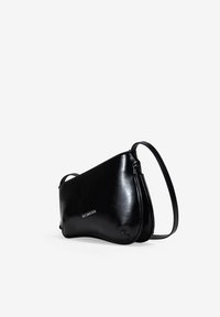 Bolso de hombro de cuero negro con un diseño curvado, textura suave y un detalle de logo. Cuenta con una correa larga para un fácil transporte.