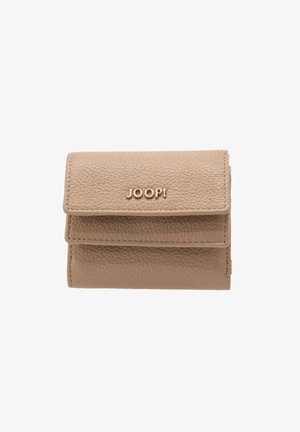 Portefeuille en cuir beige au fini texturé, comportant deux compartiments empilés et un logo "JOOP!" en relief sur le devant.