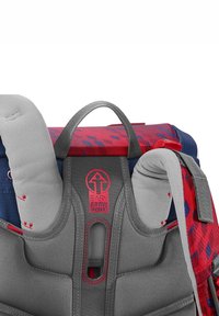 Harnais rembourré gris avec des accents rouges, doté d'un système de soutien dorsal réglable. Le tissu présente un motif géométrique en rouge et bleu.