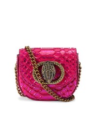 Petit sac à main rose vif avec un motif texturé, fermoir orné en or et noir en forme de main, et une anse en chaîne dorée épaisse.