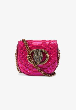 Kleine levendige roze handtas met een gestructureerd patroon, fraai gouden en zwarte sluiting in de vorm van een hand, en een chunky gouden kettingband.