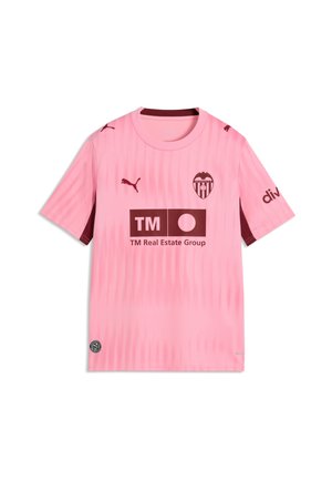 Różowa koszulka piłkarska z krótkim rękawem z bordowymi logo Puma, herbem Valencia CF oraz napisem sponsora TM Real Estate Group z przodu.