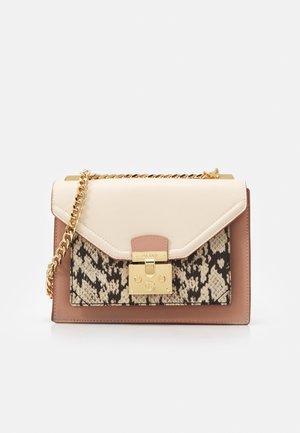 Bolso rectangular con solapa beige, laterales marrones, bolsillo delantero con estampado de serpiente, cierre dorado y cadena dorada como correa.