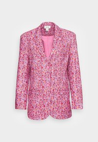 Veste rose à motif floral avec une coupe à simple boutonnage, des revers crantés, deux boutons et une doublure intérieure lisse.