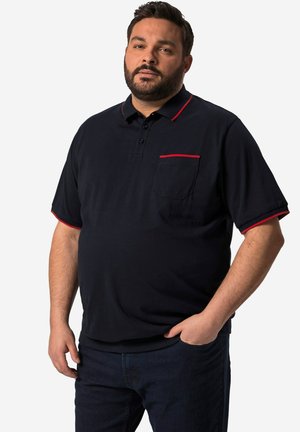 Marineblaues Polohemd mit roten Akzenten. Verfügt über eine Knopfleiste mit drei Knöpfen und eine Brusttasche. Kurze Ärmel und ein lockerer Schnitt.