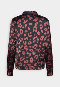 Chemise noire en satin à manches longues avec un imprimé léopard dans des nuances de rouille. Dotée d'un col et de poignets boutonnés. Texture lisse.