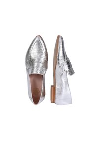 Zilveren loafers met een geavanceerd slangenhuidpatroon, voorzien van een platte hak en een brede band aan de voorkant. Glad interieur.