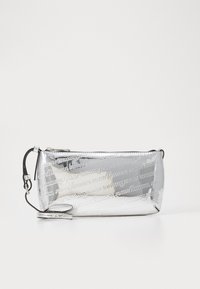 Sølv rektangulær clutch-veske med logo preget mønster, med glidel�ås og avtakbar svart stropp. Glatt metallisk overflate.