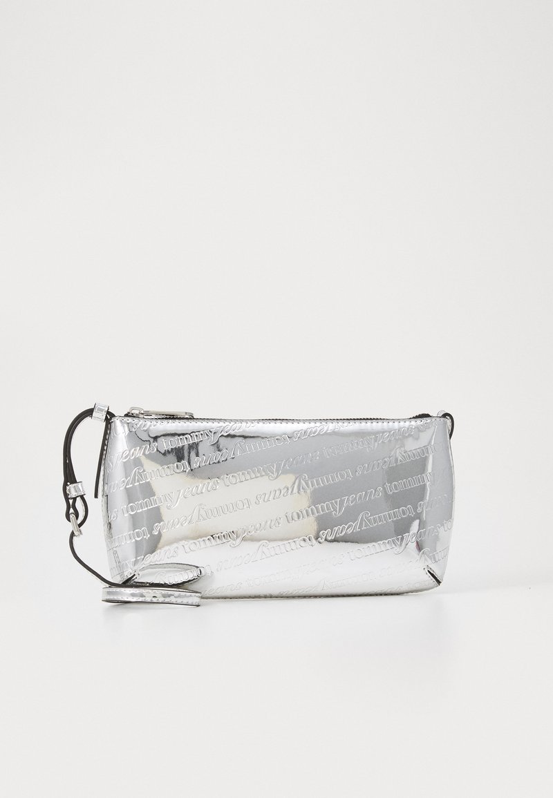 Sølv rektangulær clutch-veske med logo preget mønster, med glidelås og avtakbar svart stropp. Glatt metallisk overflate.