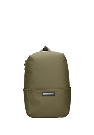 Sac à dos vert olive avec une poignée supérieure, une poche avant zippée, et un patch logo rectangulaire noir portant l'inscription "MOMO DESIGN".