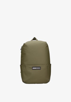 Olijfgroene rugzak met een bovenhandvat, een voorvak met ritssluiting en een zwart rechthoekig logoplaatje met de tekst "MOMO DESIGN."