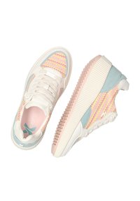 Kleurige sneakers met een geweven roze en gele bovenkant, witte leren accenten en een gestructureerde zool. Blauwe suède details bij de hak.