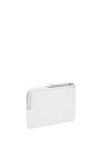 Biały skórzany portfel na zamek z gładką fakturą, prostokątnym kształtem i minimalistycznym designem, z metalowym suwakem w kolorze srebrnym.