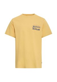 Κίτρινο κοντομάνικο μπλουζάκι με στρογγυλή λαιμόκοψη και μικρό ναυτικό κείμενο στο αριστερό στήθος που γράφει "Mountains Nowhere."