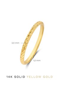 Bague en or jaune 14 carats, avec un design texturé et facetté. Largeurs de 1,0 mm et 2,0 mm mises en avant sur le bandeau.