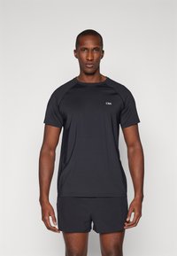 Sort atletisk T-shirt med korte raglanærmer og rund udskæring, lavet af letvægts, fugttransporterende stof. Viser et lille logo.