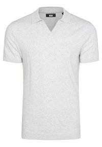 Suéter polo de manga corta en gris claro con diseño de escote en V, cuello y mangas acanalados, textura suave y detalles de costura mínimos.