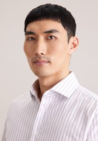 Gestreept overhemd in wit en lichtpaars stof met een puntige kraag, voorzien van knoopsluiting en een gladde textuur.