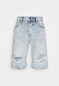 Shorts de mezclilla azul claro con características desgastadas, incluyendo grandes desgarros en la parte frontal. Diseño clásico de cinco bolsillos, corte relajado y piernas rectas.