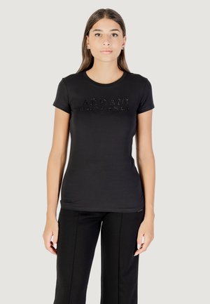 T-shirt nera aderente realizzata in tessuto morbido, con un logo "ARMANI" scintillante in strass sul petto, maniche corte e scollatura rotonda.