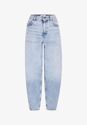 Jeans de mezclilla azul claro con un diseño de pierna recta, que presentan una cintura alta, costuras visibles y un estilo clásico de cinco bolsillos.