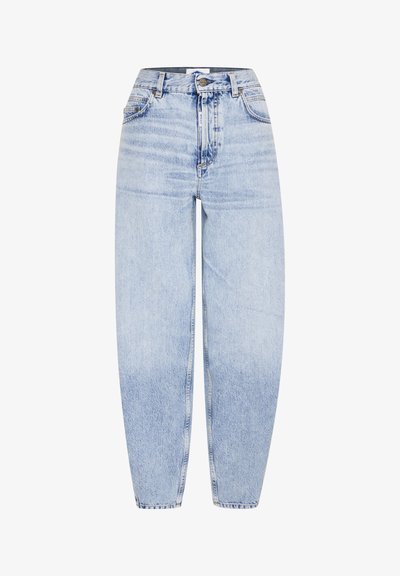 Svijetloplave traperice ravnog kroja s visokim strukom, vidljivim šavovima i klasičnim stilom s pet džepova.