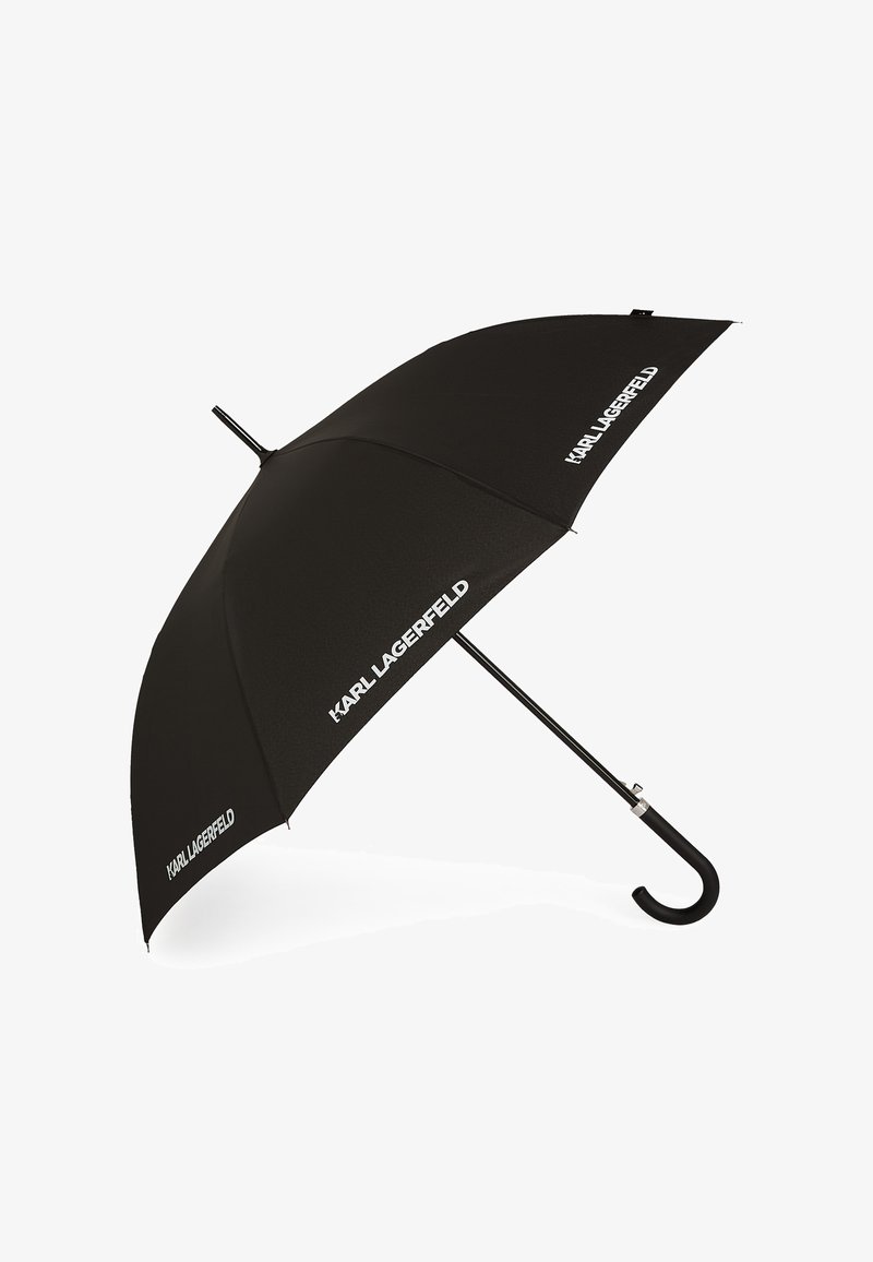 Črn dežnik s ukrivljenim črnim ročajem, ki ima na platnu belo oznako "KARL LAGERFELD" in eleganten, gladek tekstilni izgled.
