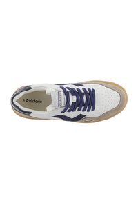 Sneaker bianco con accenti blu navy, camoscio testurizzato e punta perforata. Presenta una forma arrotondata e una suola in gomma spessa. Lacci blu scuro.