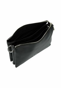 Pochette in pelle nera con chiusura a zip, molteplici scomparti interni e un dettaglio a anello argentato sul lato. Texture liscia.