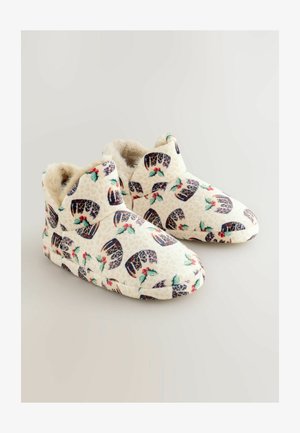 Zapatillas de casa difusas de color crema con un patrón de flores y leopardo, que cuentan con un diseño de tobillo alto para mayor calidez y comodidad.