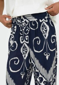 JDY TROYA MITTLERE TAILLE  - Pantalon classique - black iris