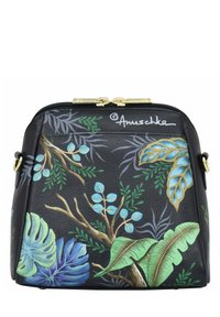 Zwarte handtas met een levendig bloemdesign. Heeft blauwe en groene bladeren op textuurleer, gouden hardware en een ritsluiting.