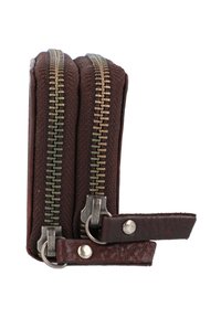 Billetera de cuero marrón que cuenta con dobles cremalleras, tela texturizada y herrajes metálicos. Las cremalleras corren a lo largo de los bordes superiores con tiradores laterales.