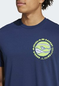 adidas Performance RACKET SPORT REBELS GRAPHIC - Print T-shirt - collegiate navy