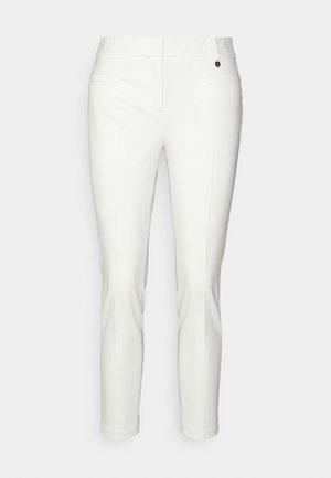 Hvide slim-fit bukser med mellemhøjt liv, forlommer og en lille dekorativ knap nær linningen.