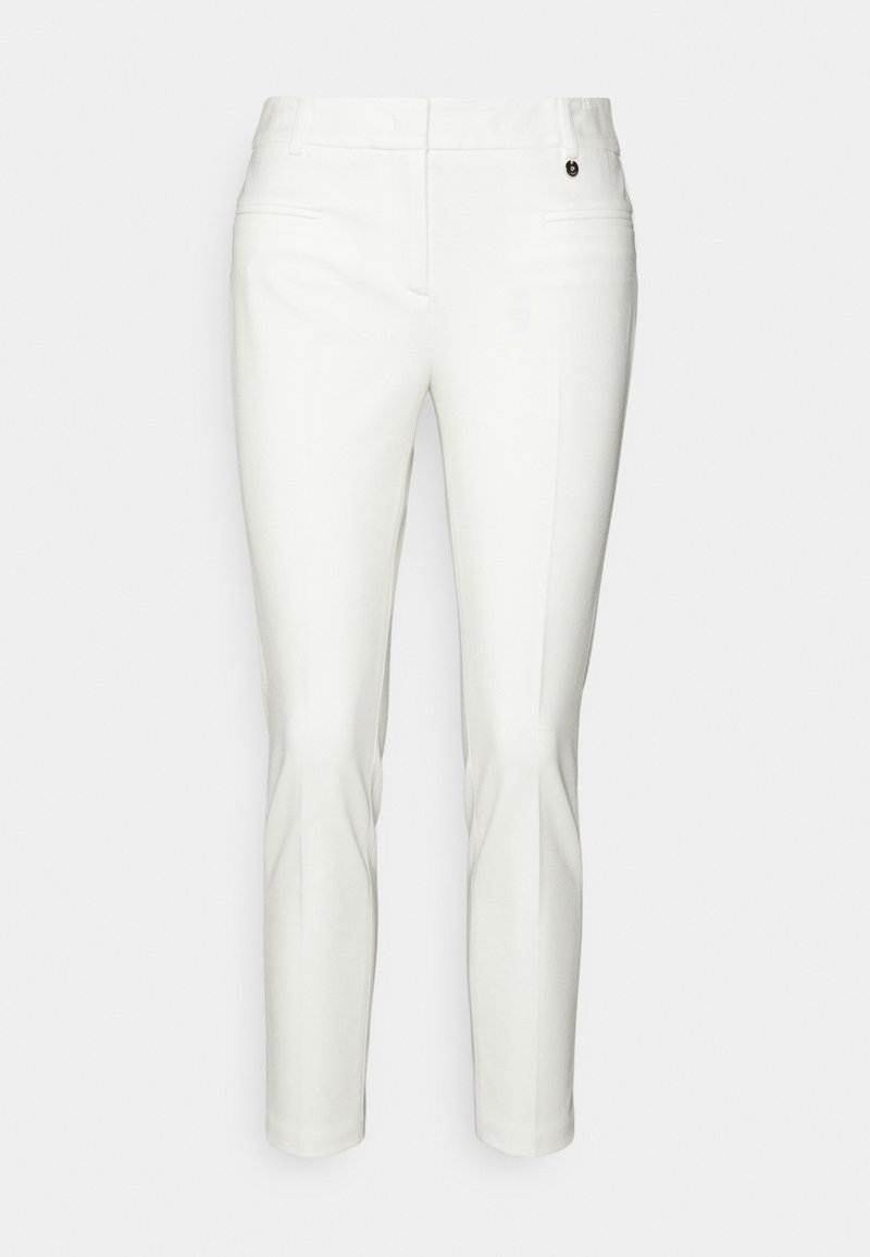 Pantalon blanc slim-fit avec taille mi-haute, poches avant et un petit bouton décoratif près de la ceinture.