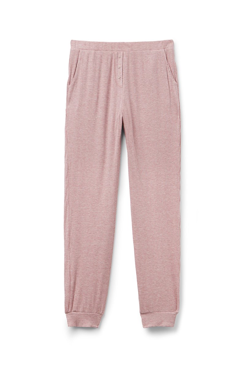 Ljust rosa ribbade pyjamasbyxor med elastisk midja, knäppt gylf och sidofickor. Manschetter vid anklarna fulländar designen.