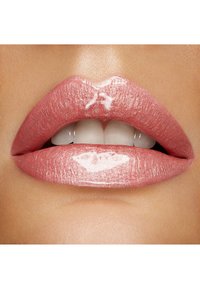 Glänzende nude Lippenfarbe mit schimmerndem Finish, glatter Textur und voluminöser Form. Subtile Highlights betonen das volle Erscheinungsbild der Lippen.