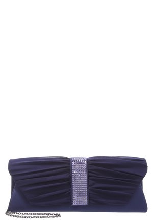 Laivastonsininen satiininen iltalaukku, jossa on rypytettyä yksityiskohtaa, keskellä laventelin värinen strassikoristenauha ja hopeanvärinen ketjuhihna.