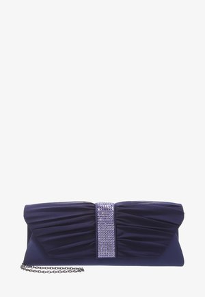 Pochette en satin bleu marine avec un détail froncé, une bande centrale de strass lavande et une chaîne argentée.