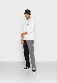 Pegador SUTTER PATCHWORK - Calças de ganga de perna direita - washed light grey