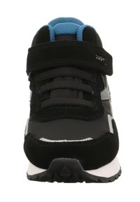 Černé a šedé tenisky s modrým polstrovaným límcem, černými tkaničkami a černým suchým zipem přes vršek, pohled zepředu.