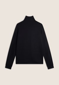 Haut noir à manches longues et col roulé, fabriqué en tissu doux, avec un col haut et des poignets ajustés, présentant un design épuré et minimal.