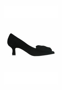 Zwarte suède pump met een iets puntige neus, decoratieve geknoopte strik op de wreef en een lage hak. Gladde textuur met een matte afwerking.