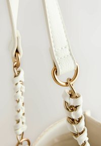 Sangle de sac à main en similicuir blanc avec détails entrelacés et accents de quincaillerie dorée, offrant une texture lisse et un design robuste.